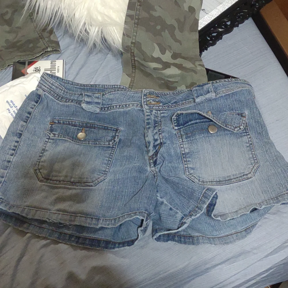 Short shorts - Picture 1 of 2